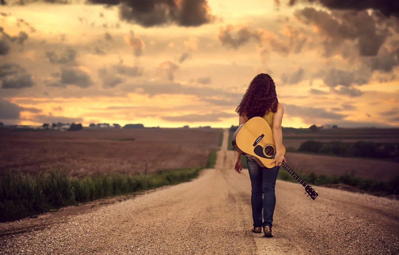 Фото обои дорога, девушка, путь, гитара, простор