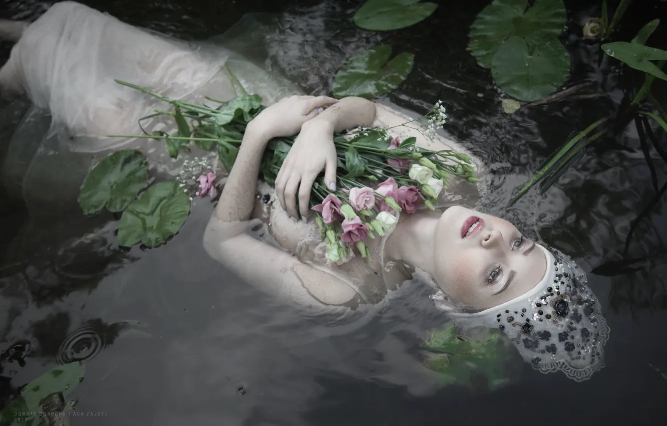 Фото обои вода, девушка, цветы, Patrycja Iwańska