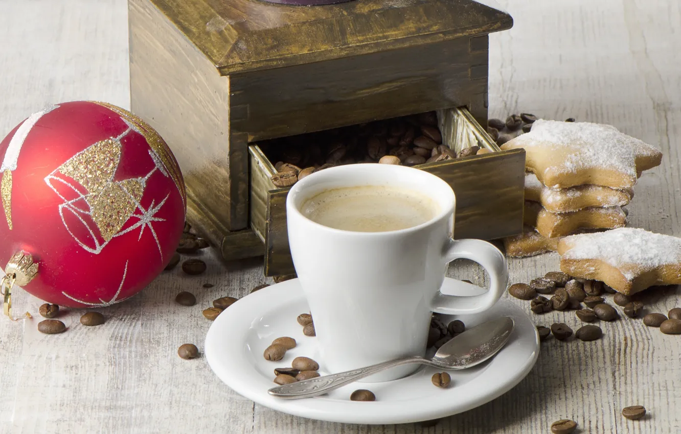 Фото обои шар, кофе, зерна, Новый Год, печенье, ложка, чашка, капучино
