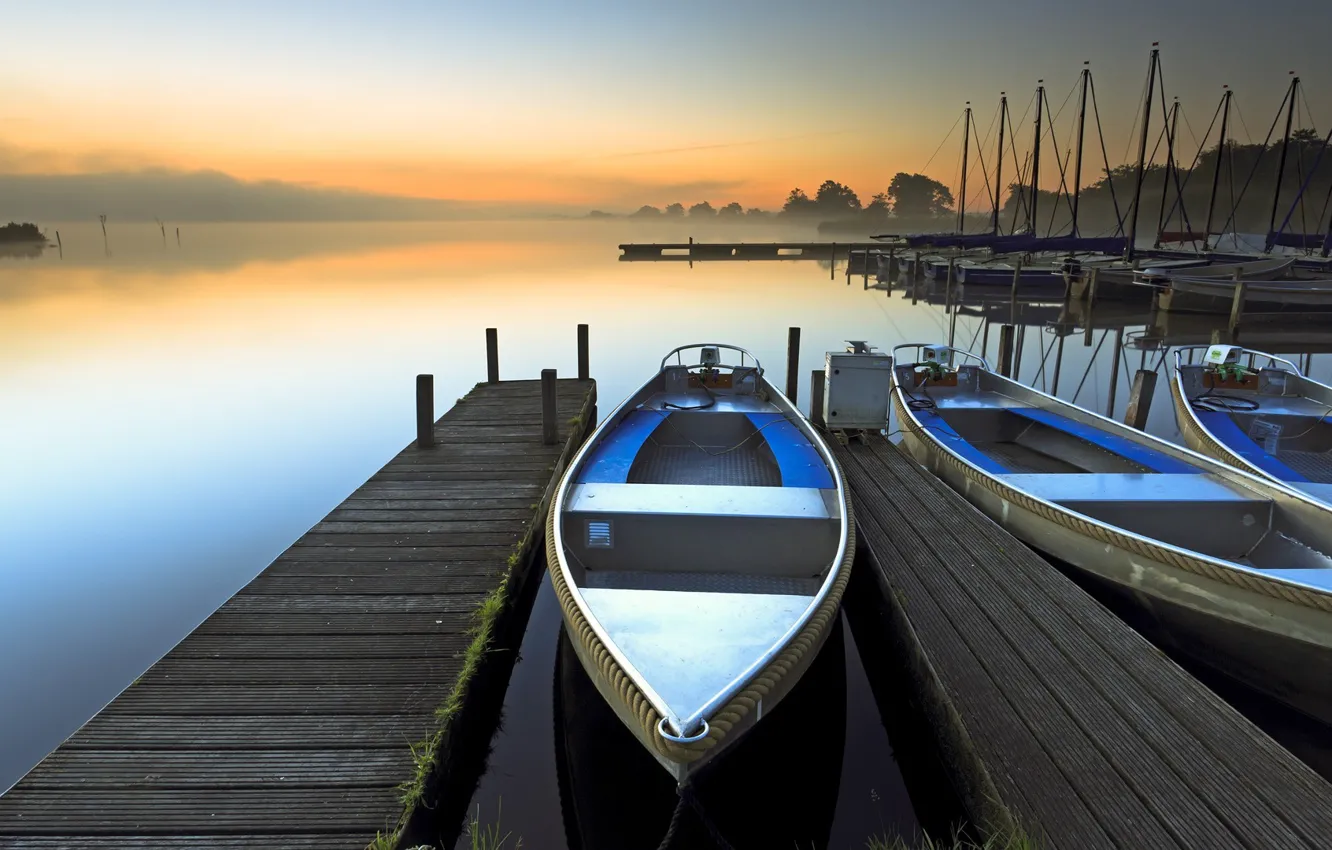 Фото обои туман, озеро, рассвет, лодка