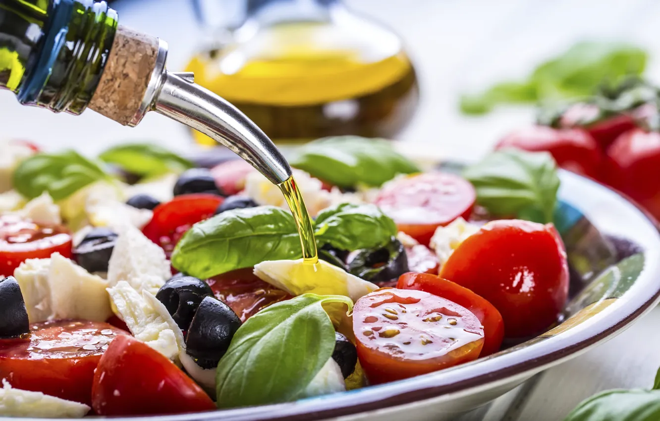 Фото обои масло, помидоры, салат, маслины, греческий, базилик, фета