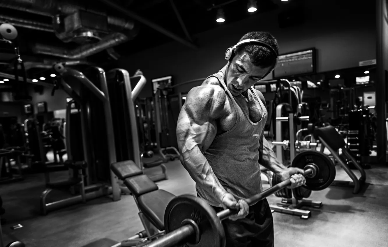Фото обои спорт, тело, наушники, черное, спортсмен, зал, muscle, мышцы