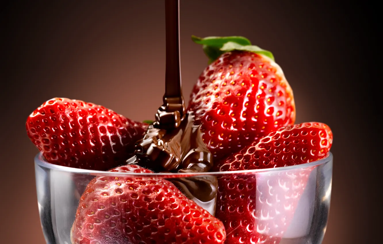 Фото обои листья, ягоды, шоколад, клубника, красные, десерт, сладкое, креманка