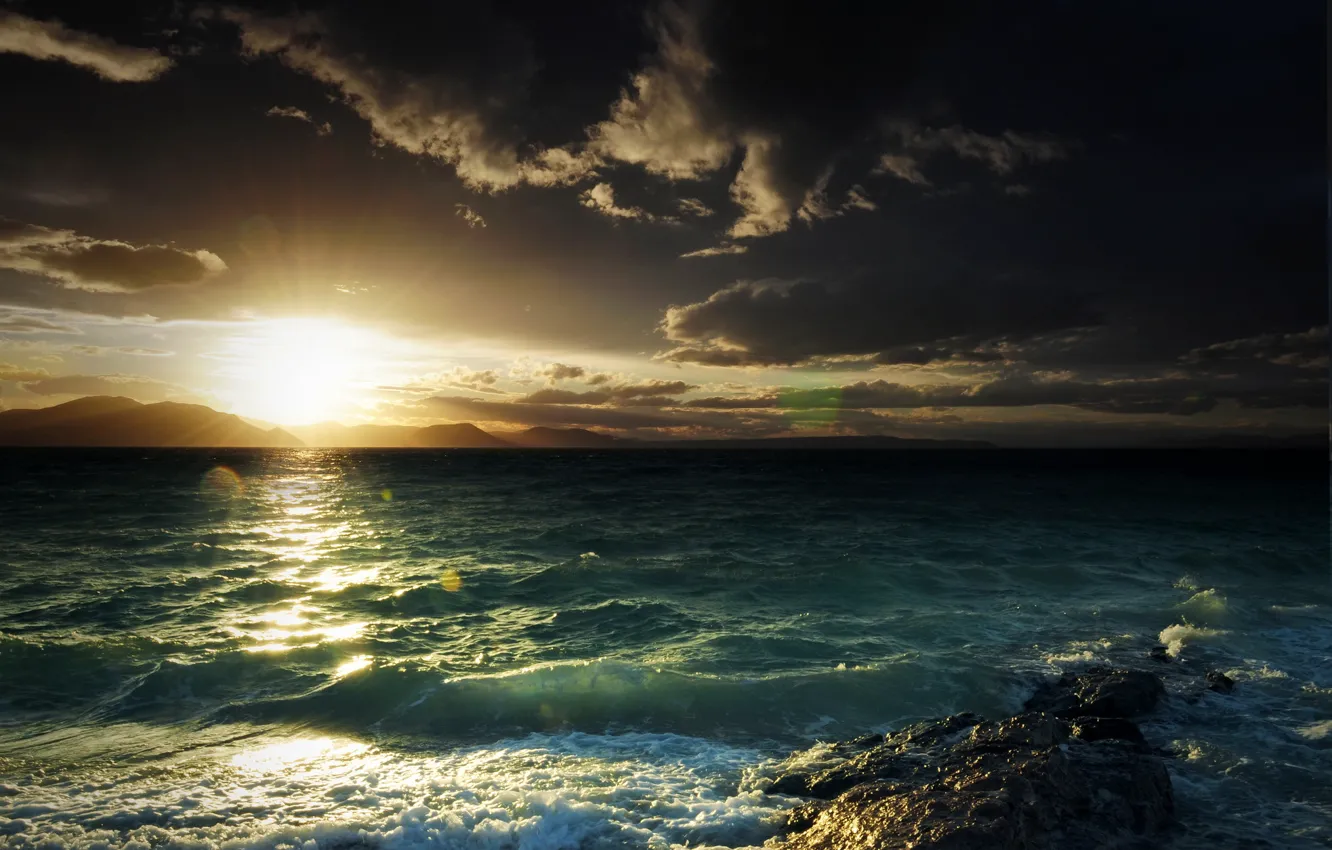 Фото обои море, волны, солнце, горы, тучи, блики, камень, залив