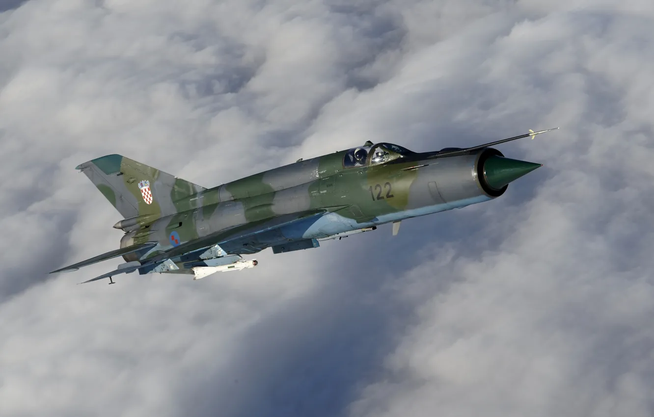 Фото обои небо, облака, тучи, самолет, истребитель, многоцелевой, советский, МиГ-21