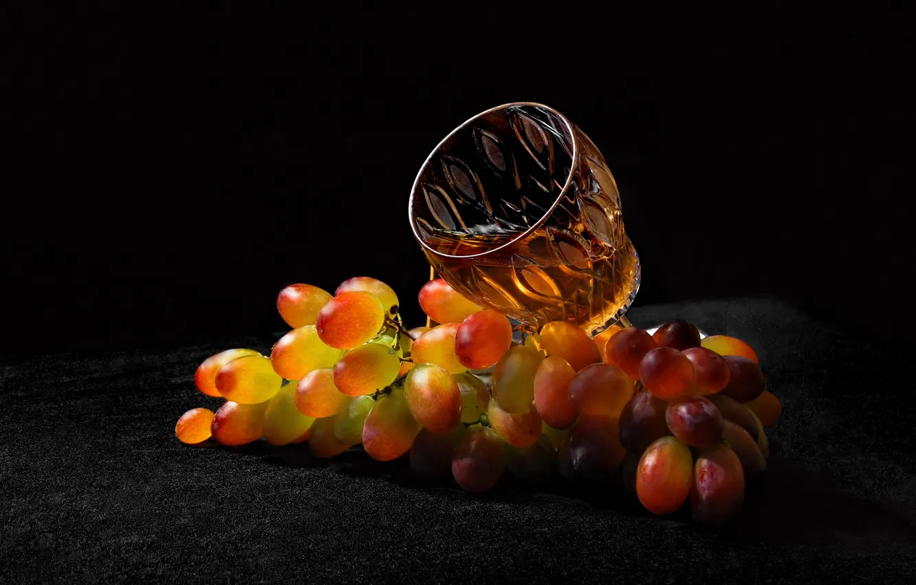 Фото обои ягоды, бокал, еда, сок, виноград, гроздь, напиток, натюрморт