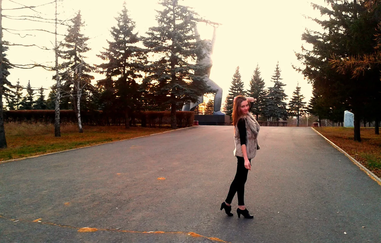 Фото обои девушка, свет, деревья, милая, вечер, шатенка, красивая, Омск