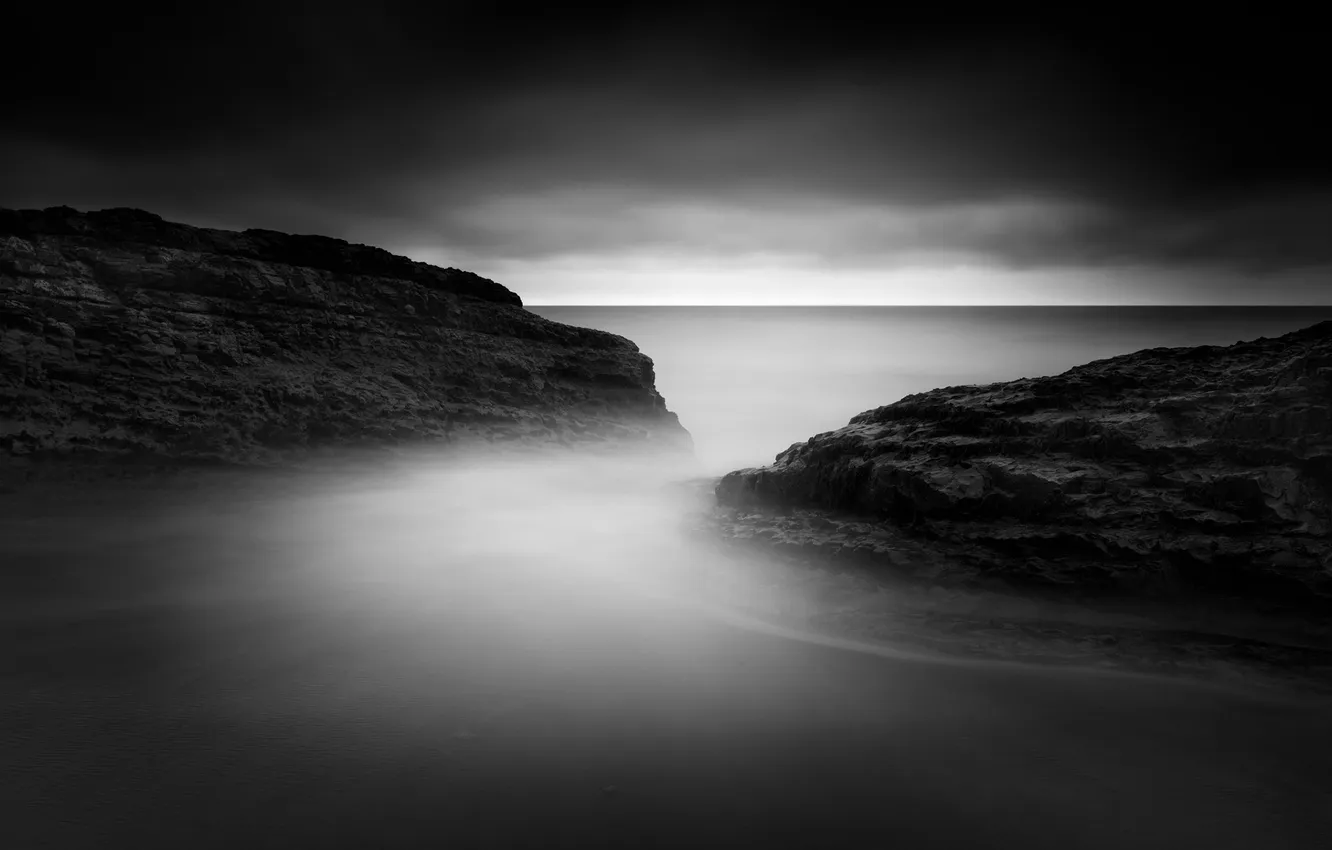 Фото обои море, вода, тучи, скалы, мрак, чёрно - белый