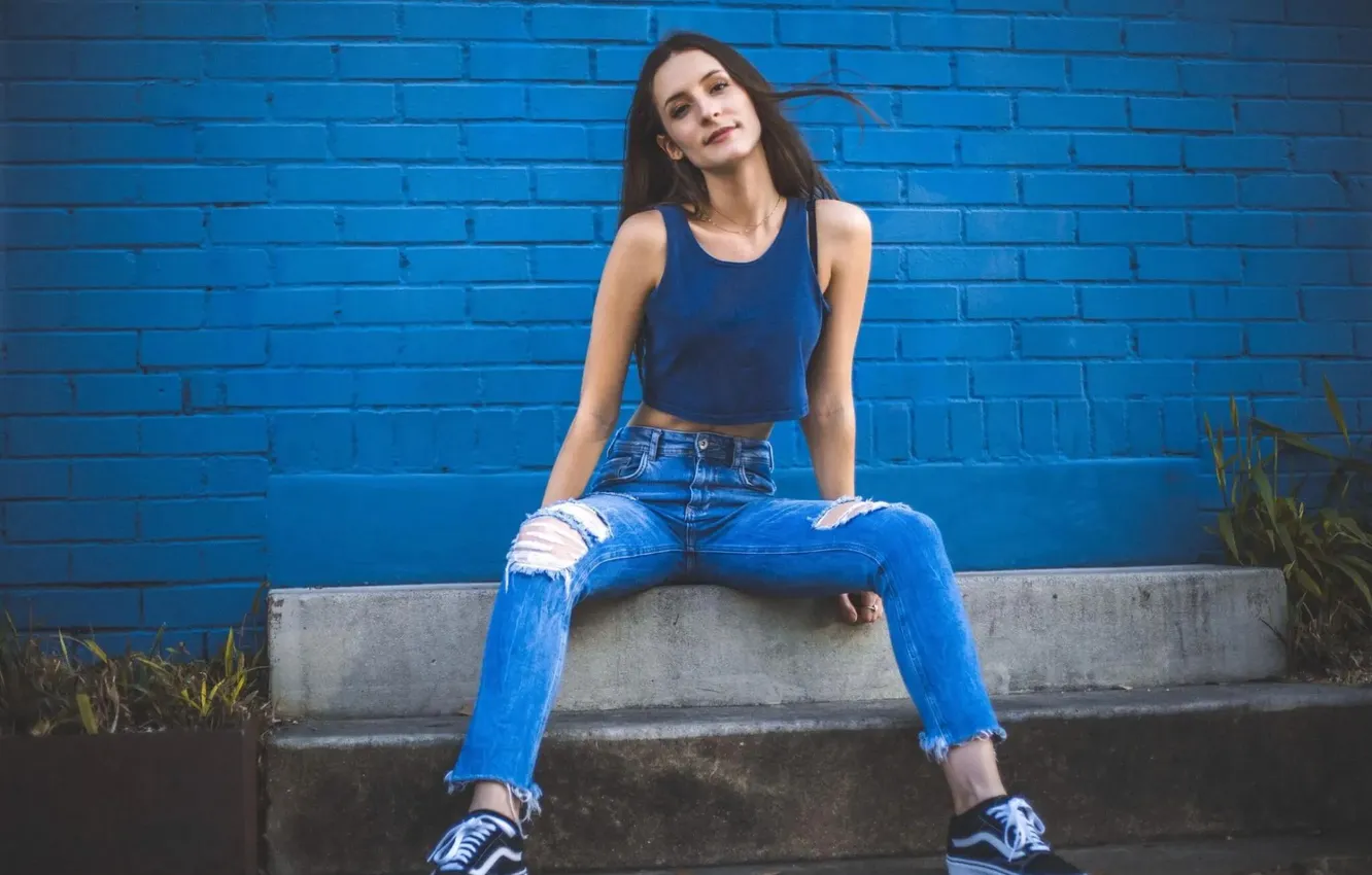 Фото обои girl, sneakers, model, jeans, beautiful