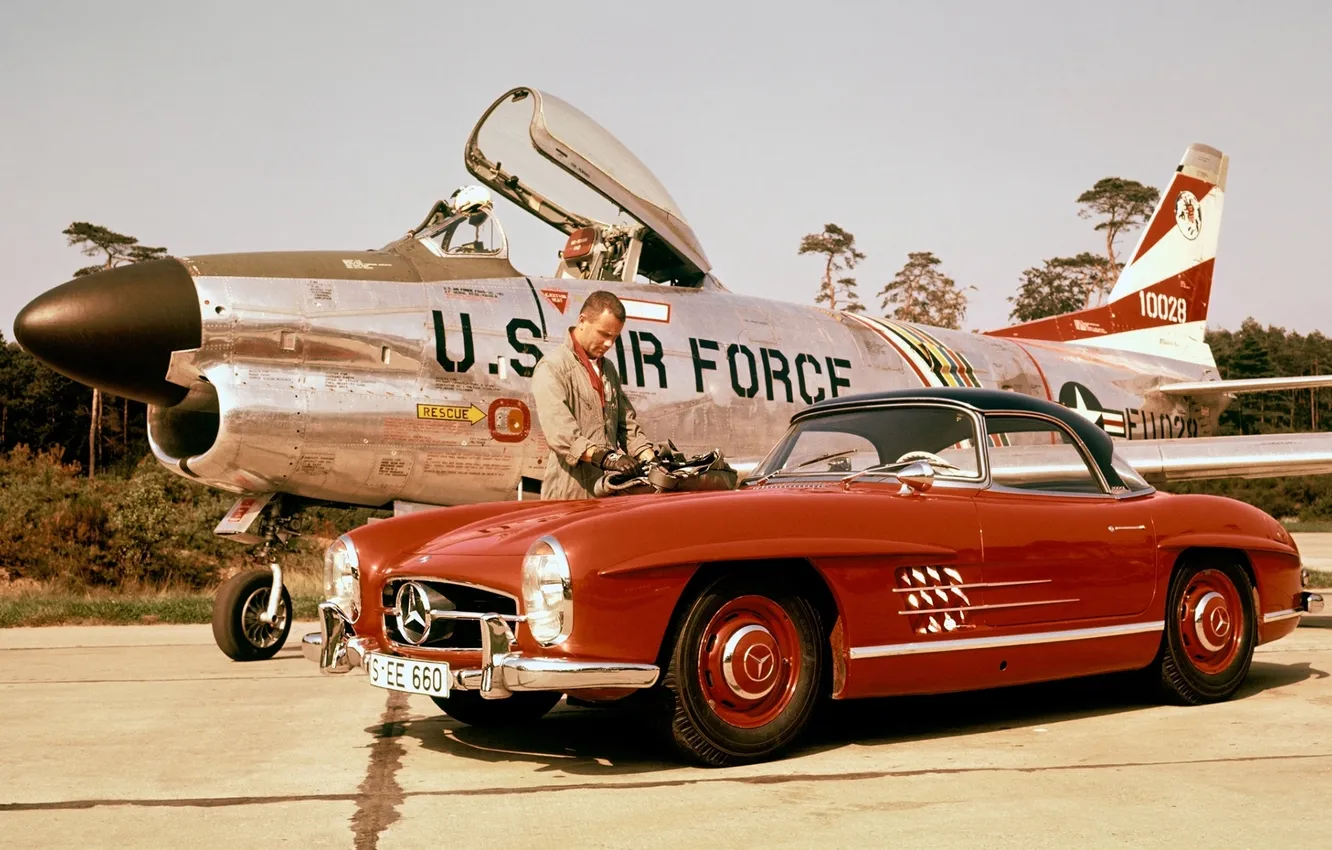 Фото обои красный, Mercedes-Benz, истребитель, Мерседес, мужчина, спорткар, самолёт, классика