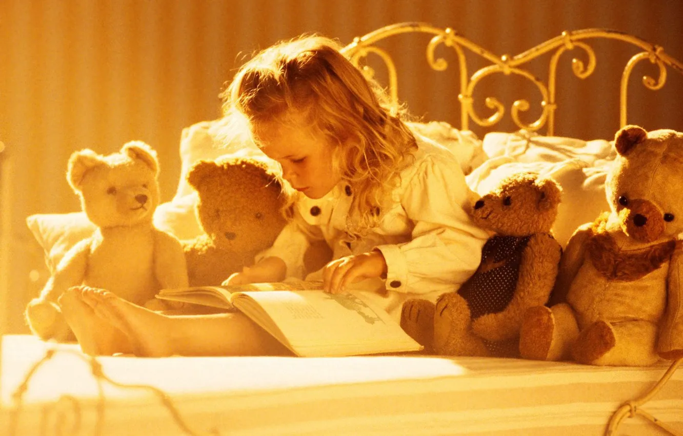 Фото обои игрушки, медведи, девочка, книга