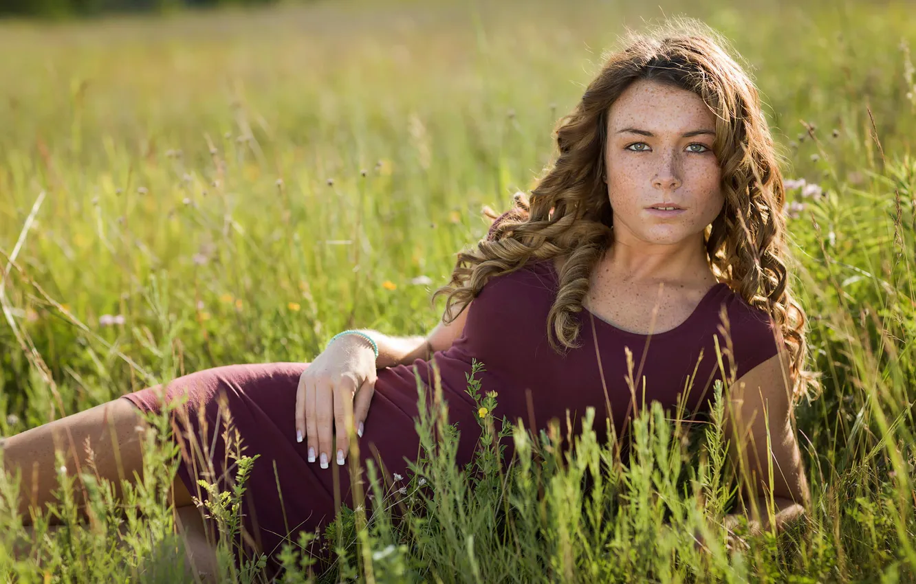 Фото обои платье, веснушки, в траве, Maddy