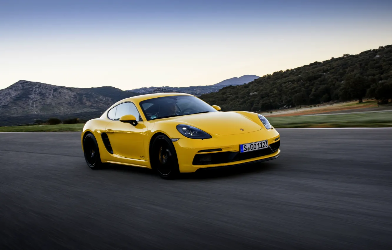 Фото обои жёлтый, движение, скорость, трасса, Porsche, 2017, 718 Cayman GTS