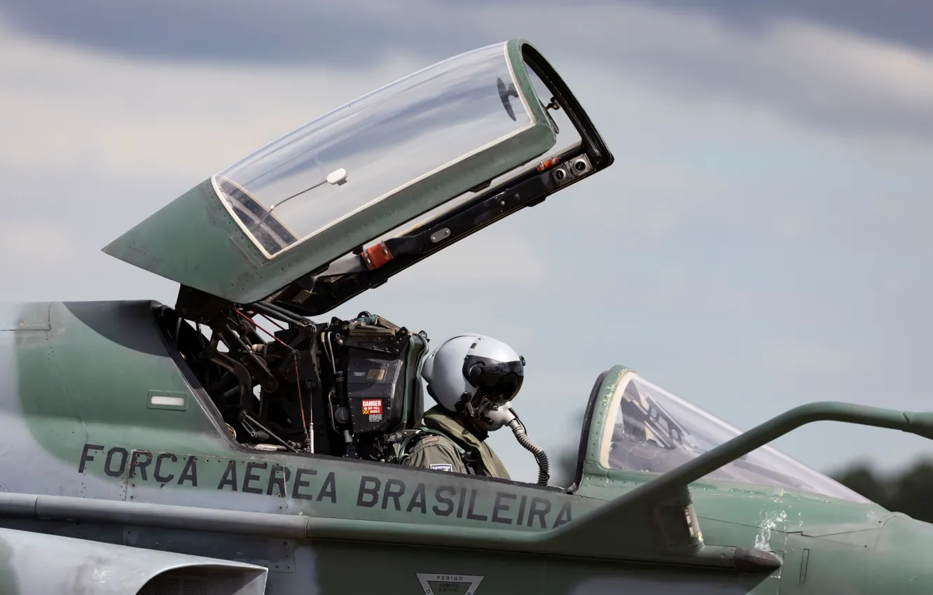 Фото обои шлем, мужчина, ВВС Бразилии, Brazilian Air Force, Сверхзвуковой легкий истребитель, F-5EM Tiger II, Embraer Defense, …