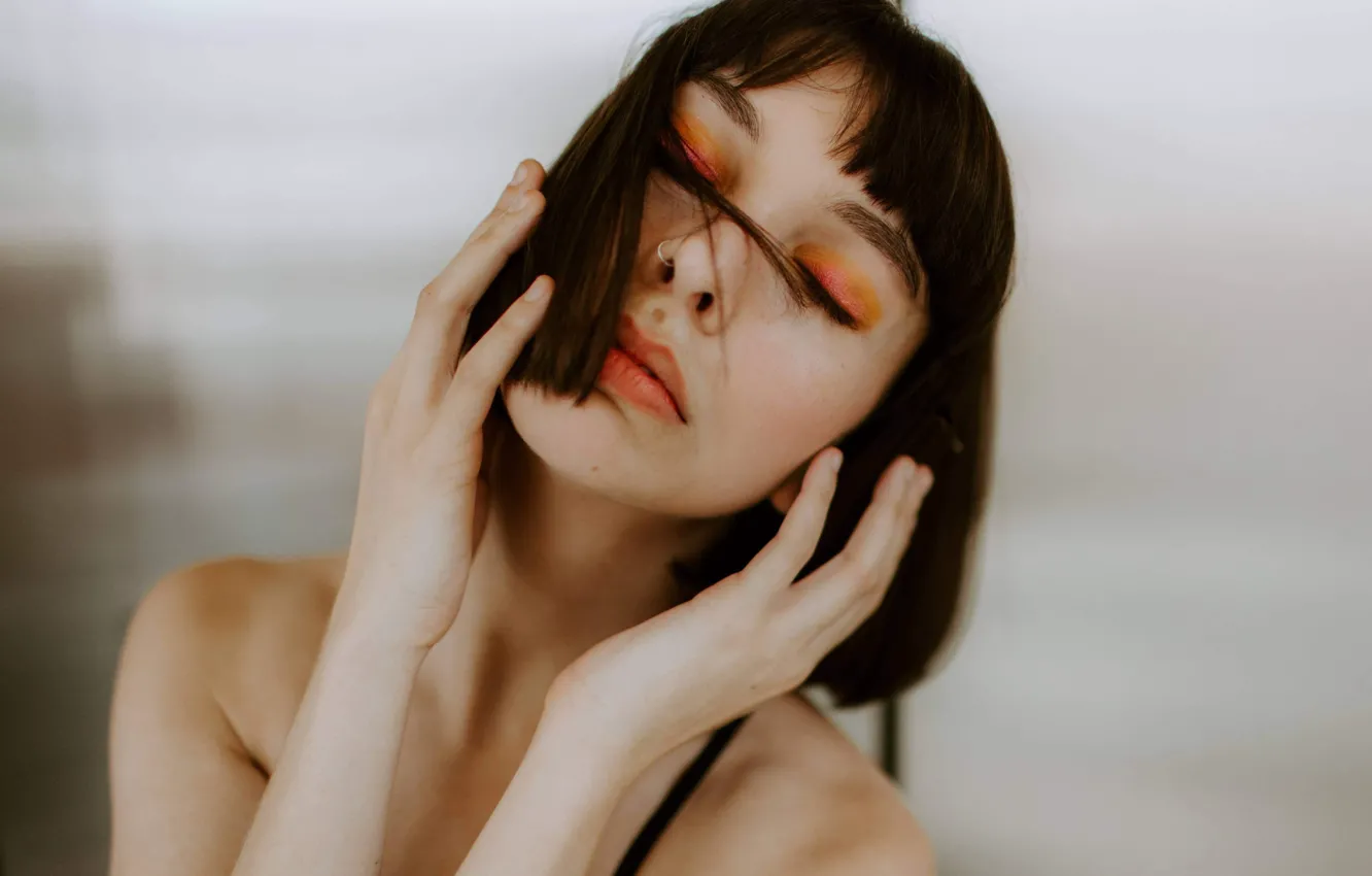 Фото обои движение, красота, жест, beauty, размытый фон, нега, очарование, закрытые глаза