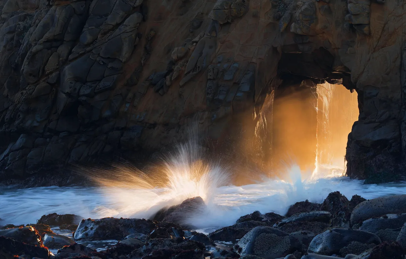 Фото обои волны, свет, брызги, скала, камни, Калифорния, арка, США