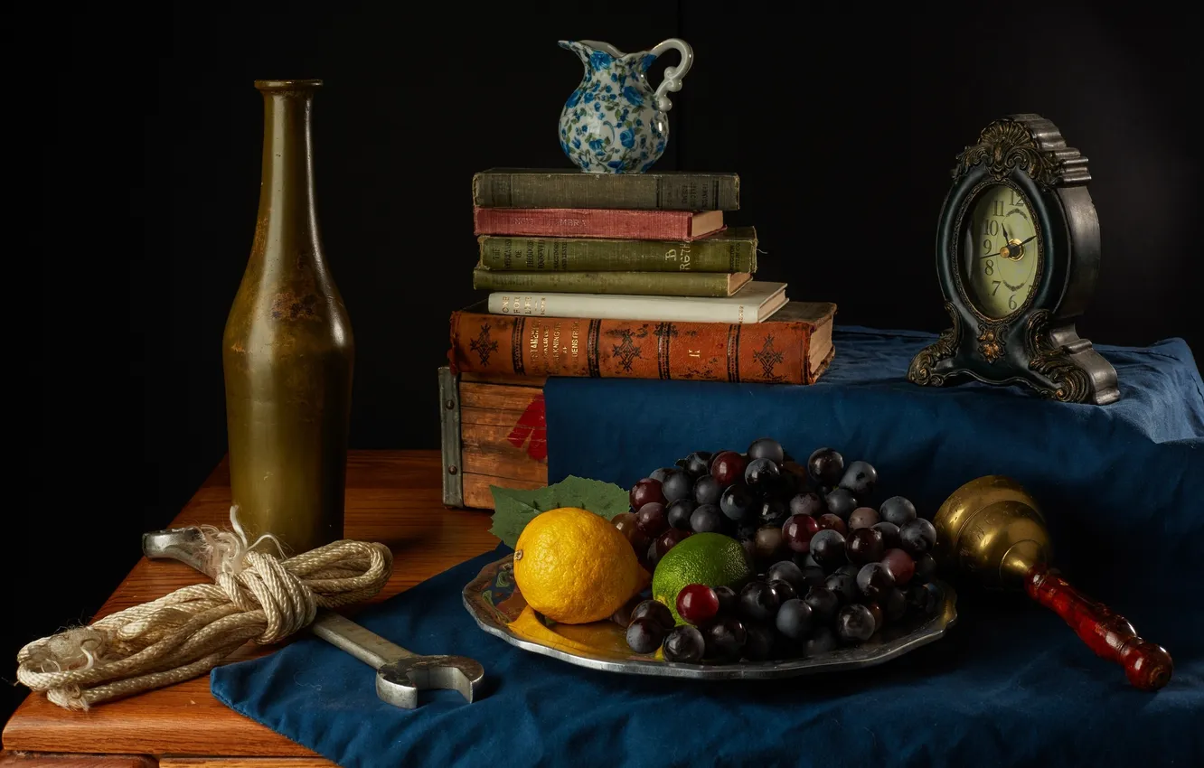 Фото обои лимон, часы, книги, виноград, лайм, кувшин, фрукты, натюрморт