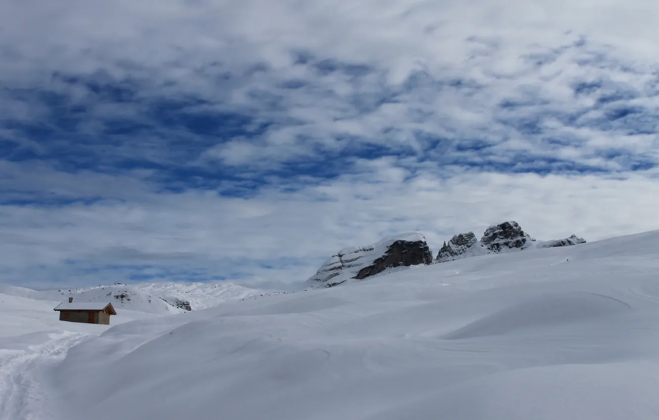 Фото обои зима, небо, облака, снег, горы, домик