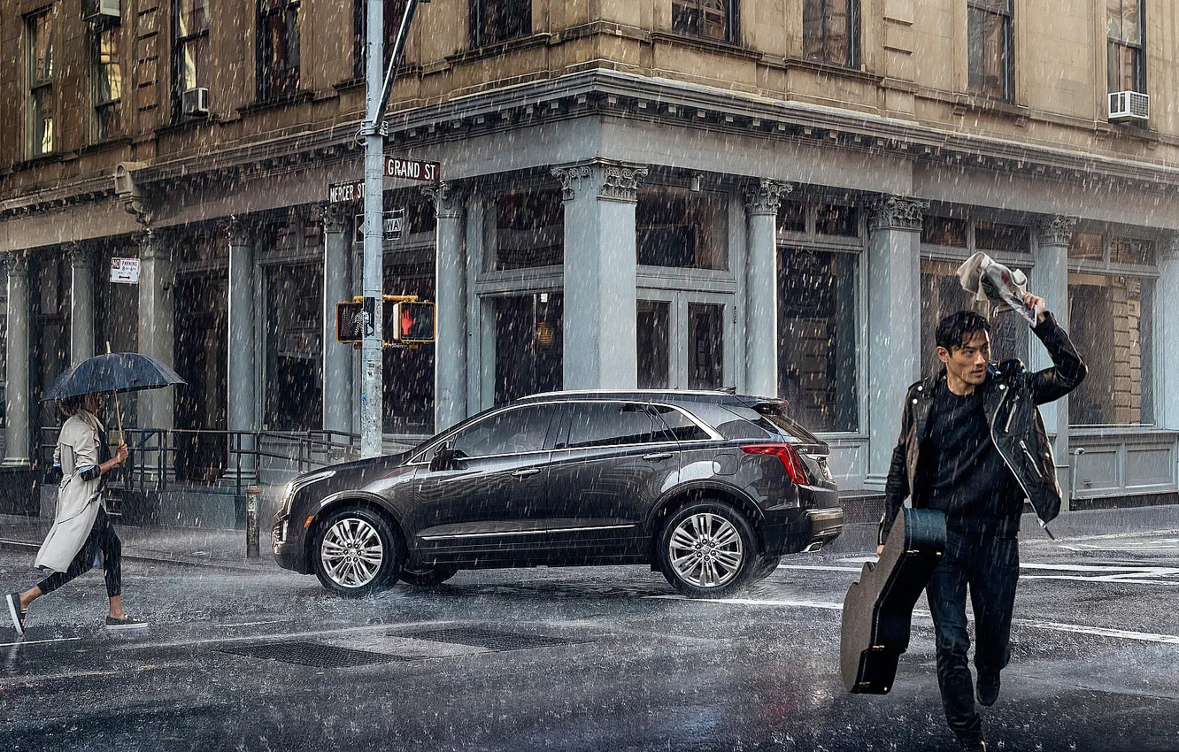 Фото обои авто, люди, дождь, Город, ливень, Cadillac-XT5-Platinum.