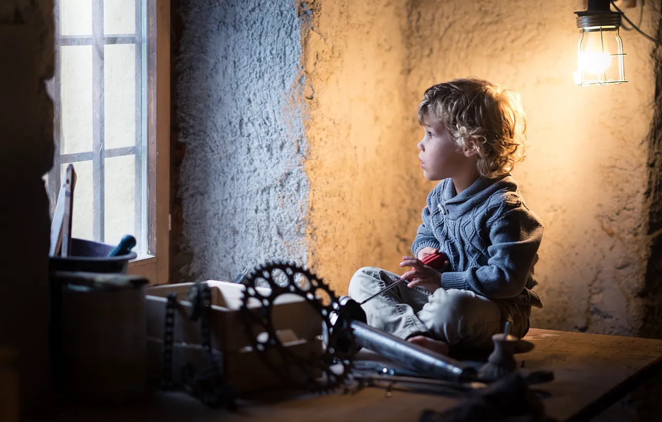 Фото обои мальчик, окно, инструмент, мастерская, кудри
