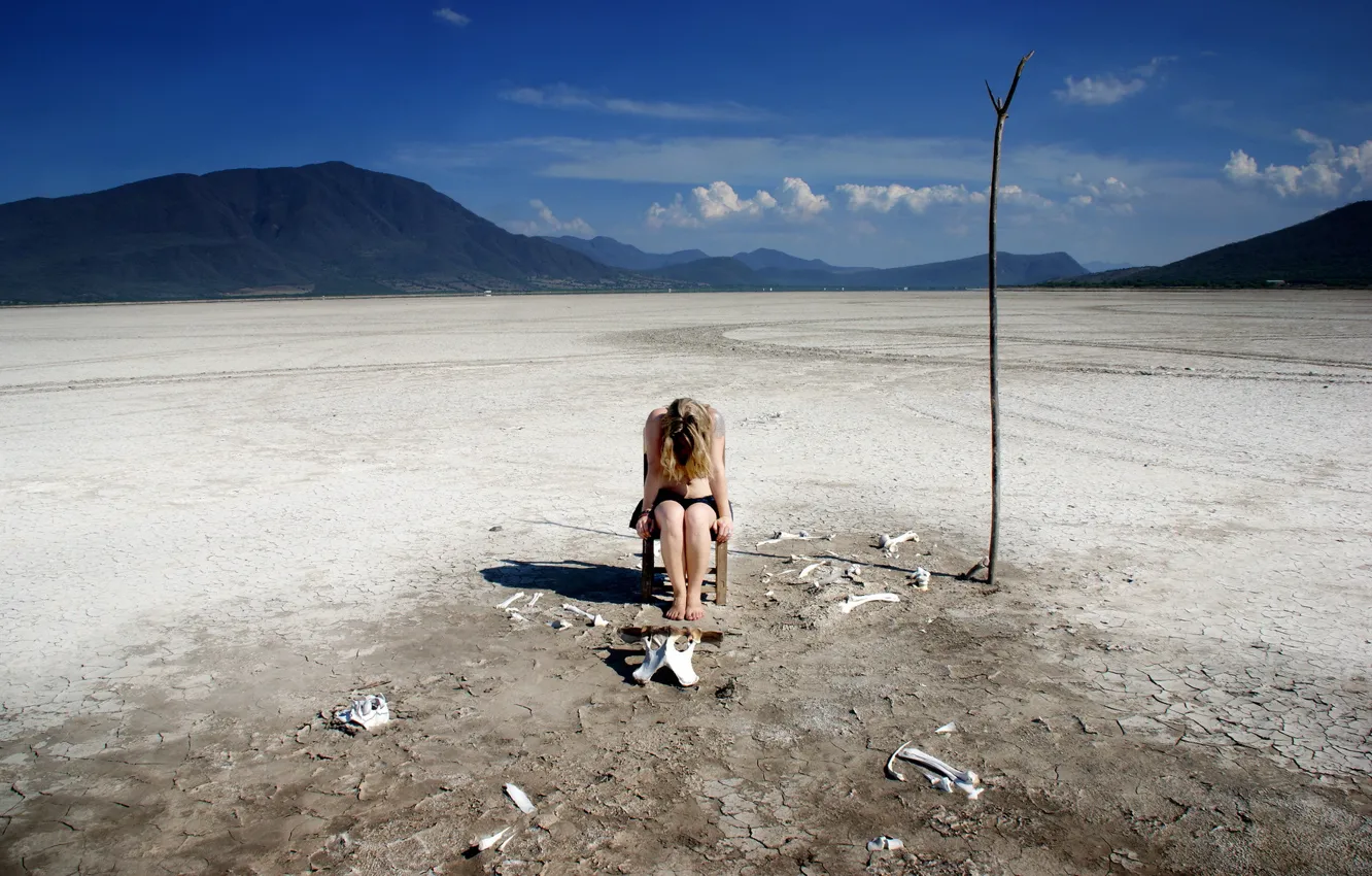 Фото обои девушка, пустыня, ситуация, кости