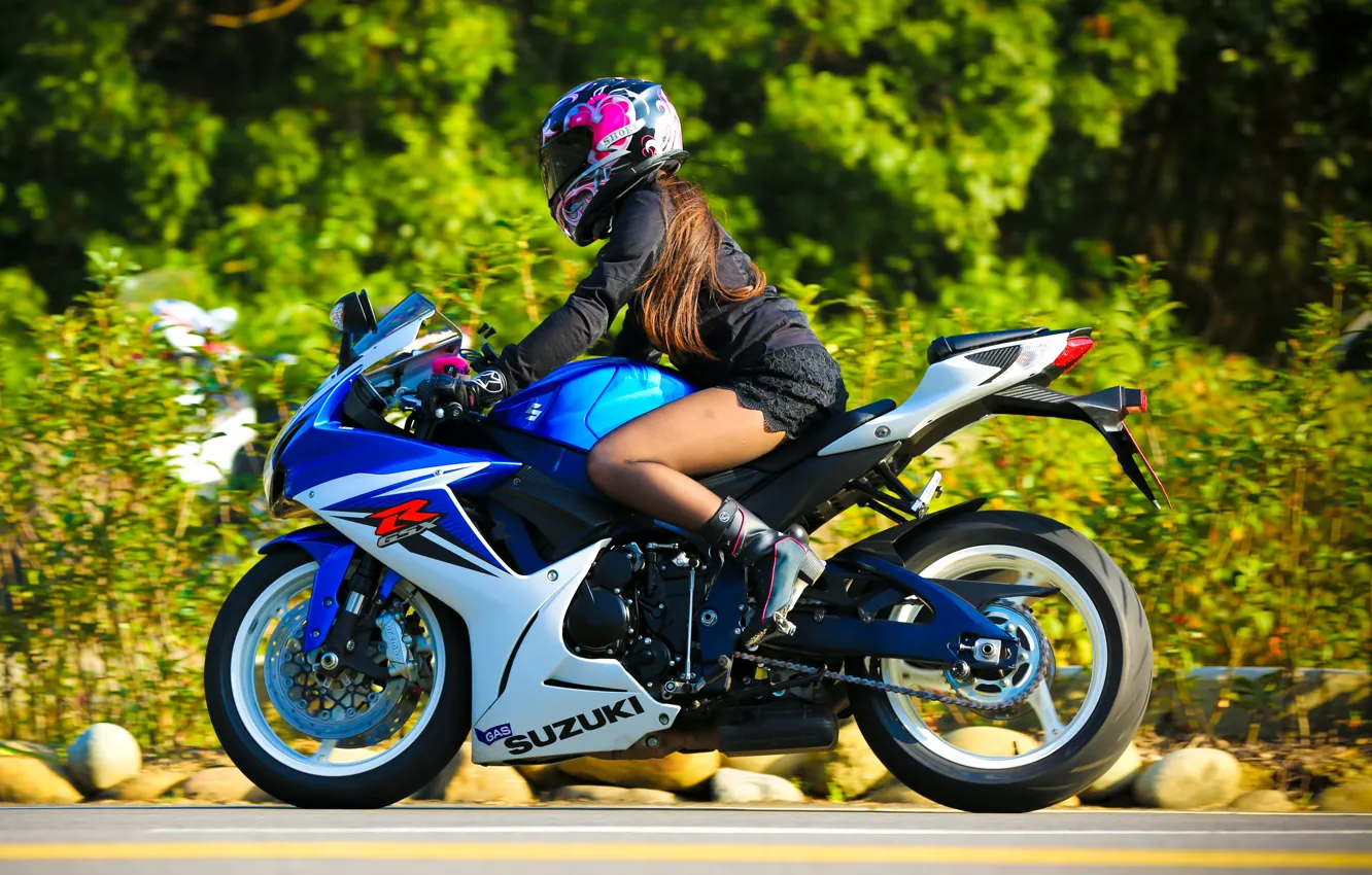 Фото обои девушка, мотоцикл, шлем, Suzuki, Suzuki GSX-R