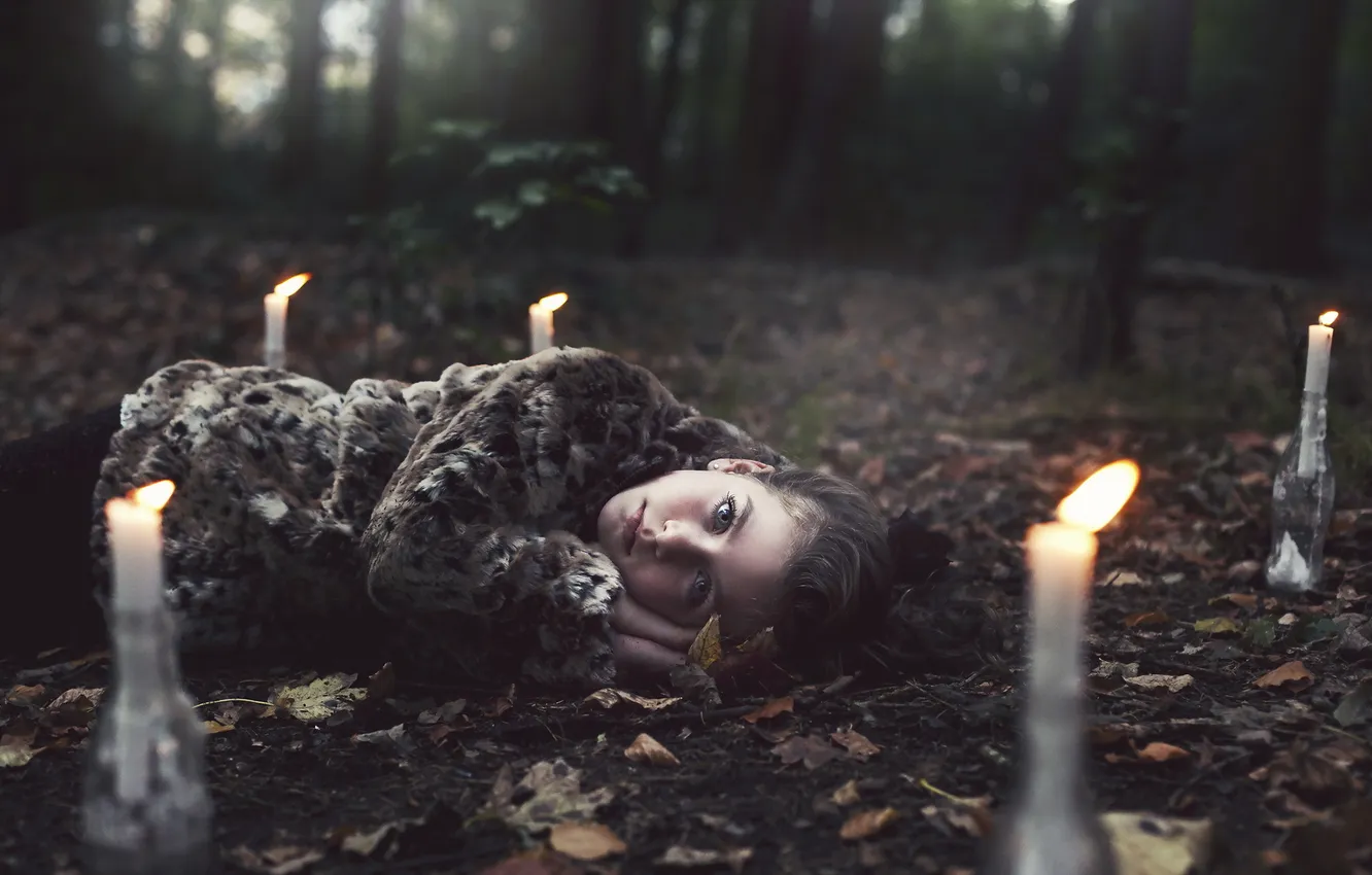 Фото обои лес, девушка, ситуация, свечи