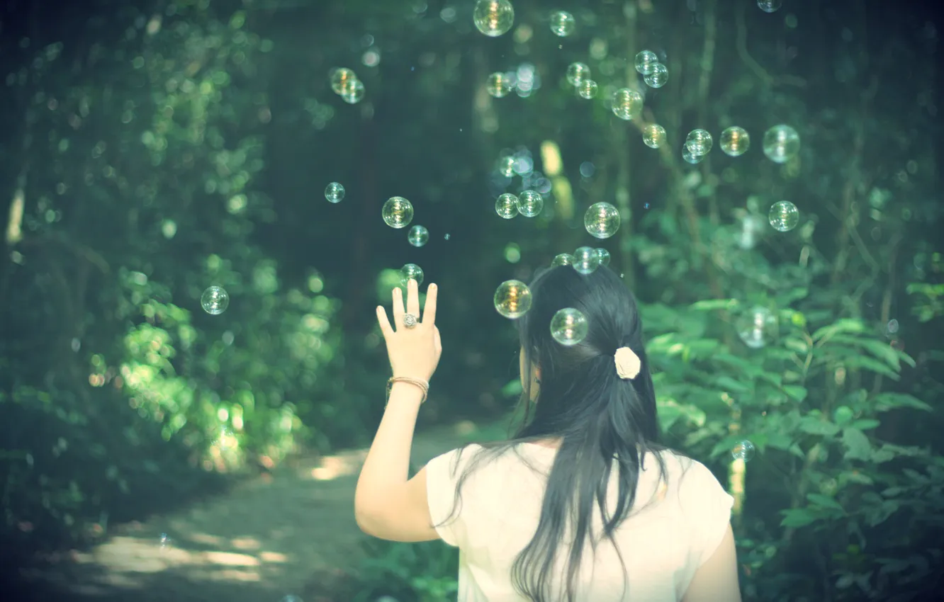 Фото обои девушка, деревья, природа, фон, обои, настроения, брюнетка, мыльные пузыри
