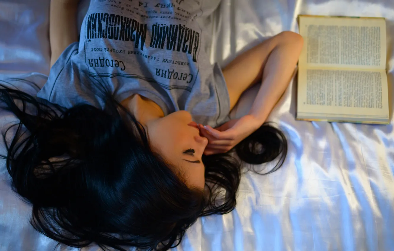 Фото обои девушка, милая, модель, брюнетка, футболка, постель, лежит, книга