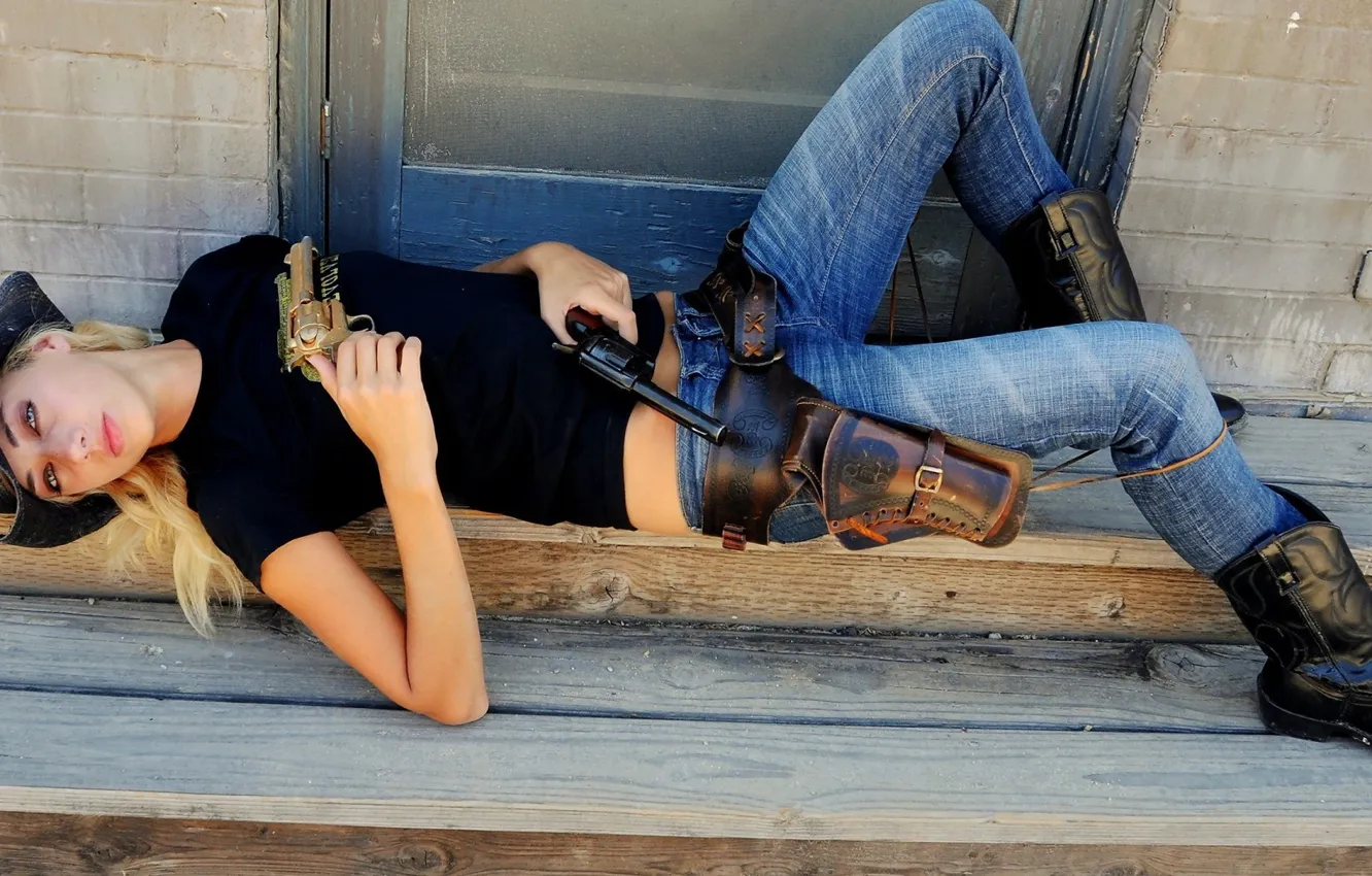 Фото обои girl, gun, jeans, cowboy, boots