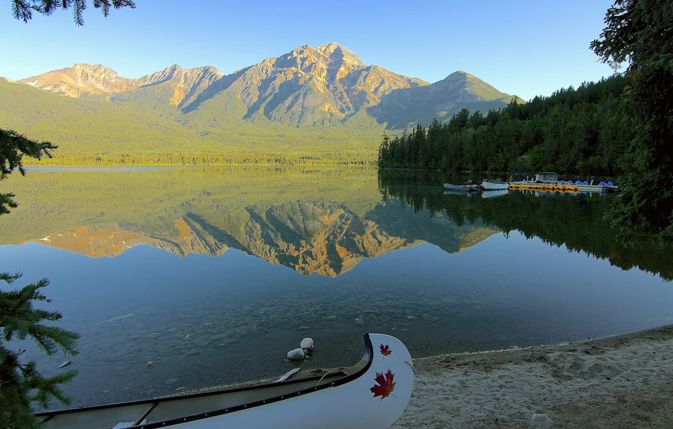 Фото обои небо, деревья, горы, озеро, берег, лодка, утро, Канада