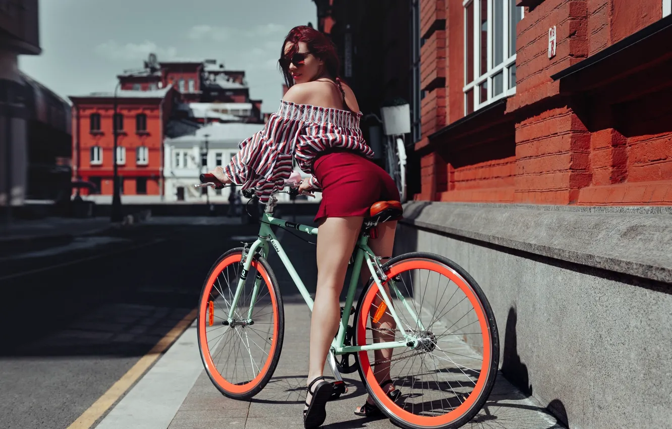 Фото обои дорога, взгляд, девушка, солнце, велосипед, улица, модель, юбка