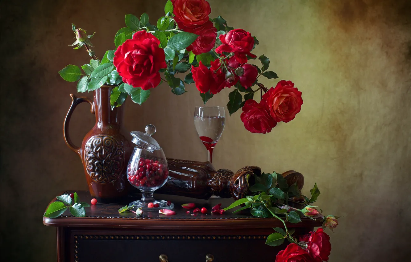 Фото обои цветы, ягоды, розы, бокалы, тумбочка, кувшин, натюрморт, клюква