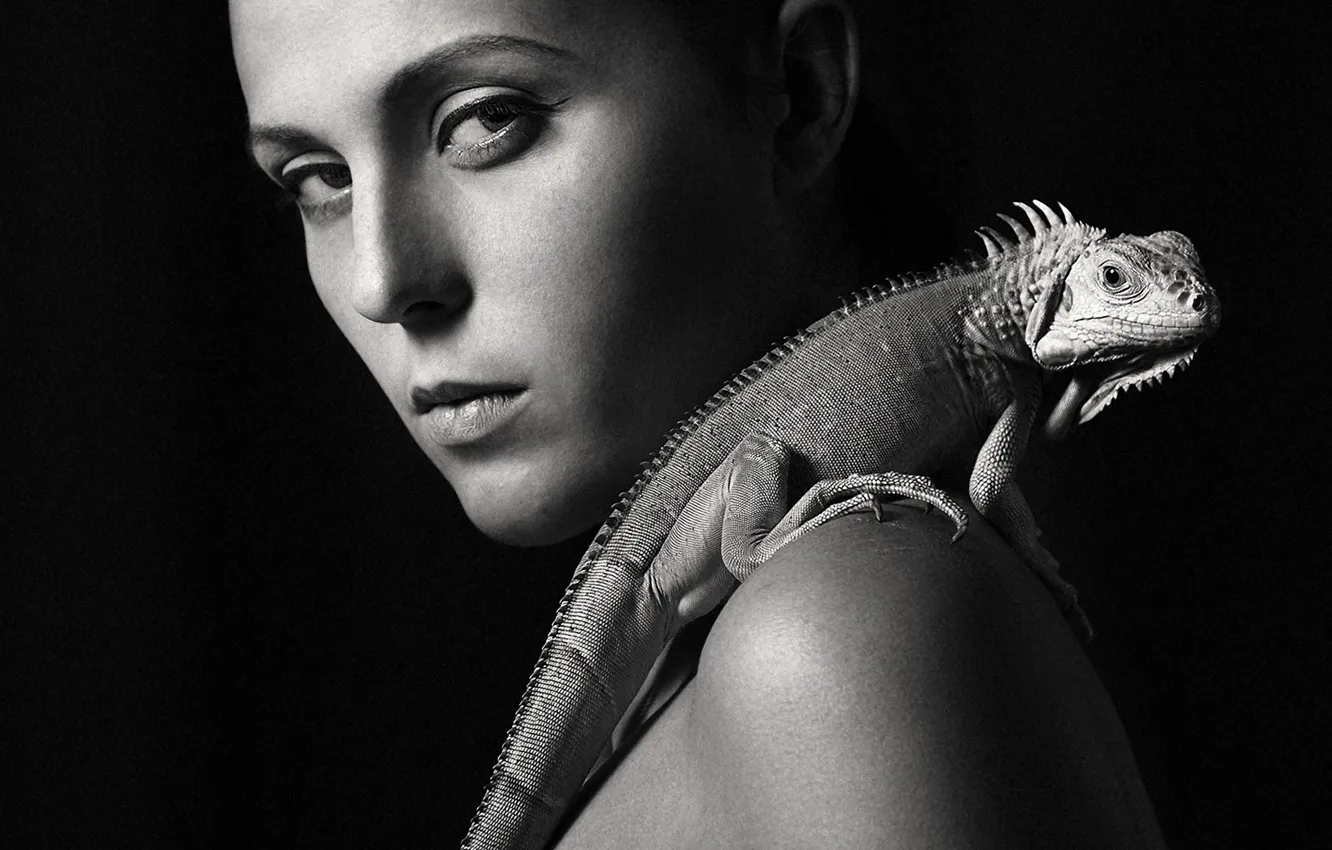 Фото обои white, black, woman, iguana