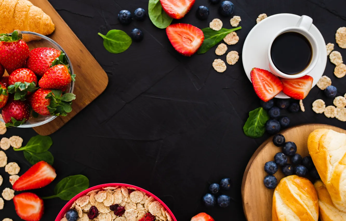 Фото обои ягоды, фон, черный, кофе, завтрак, клубника, хлопья