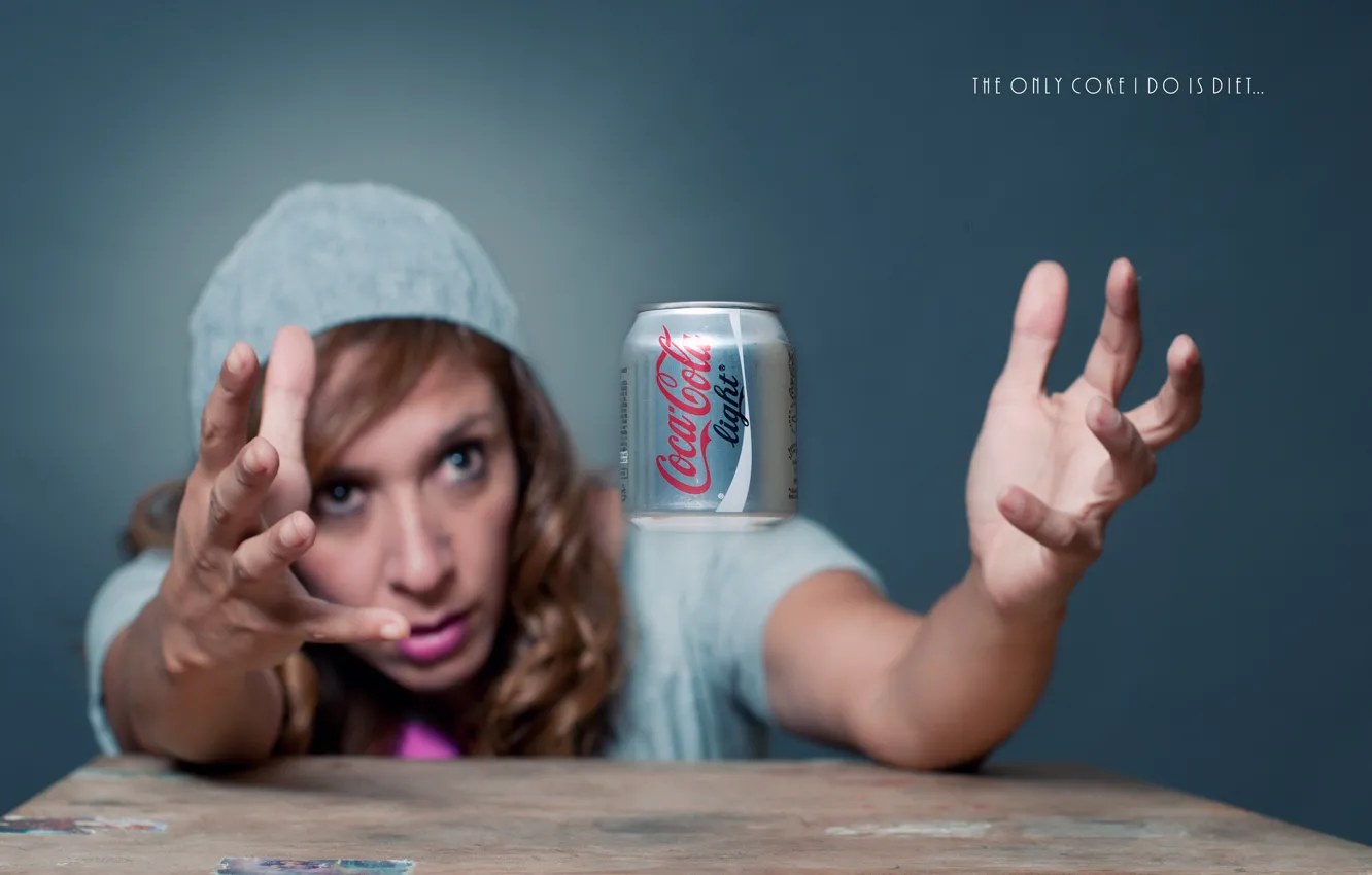 Фото обои девушка, жажда, руки, Кока-Кола, Coca-Cola Light