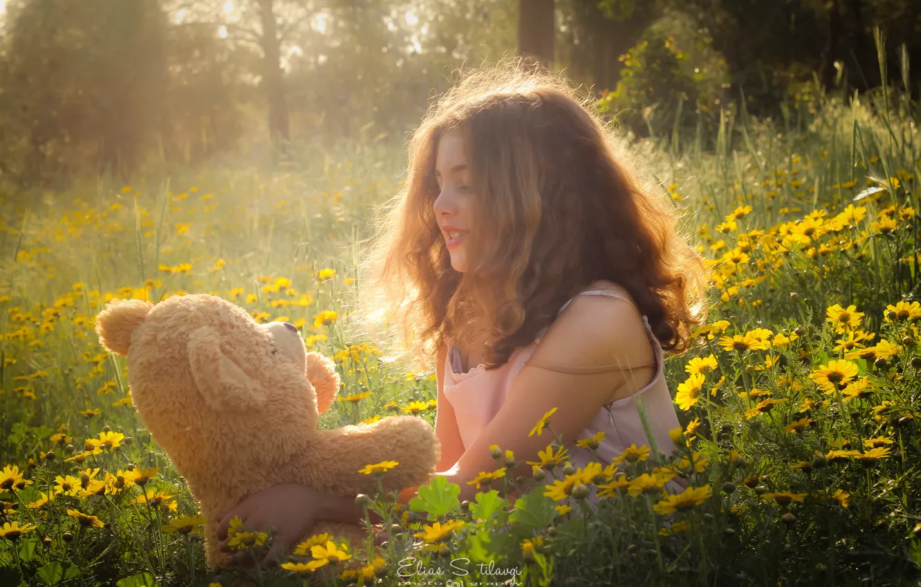 Фото обои цветы, настроение, поляна, игрушка, медведь, девочка, плюшевый мишка