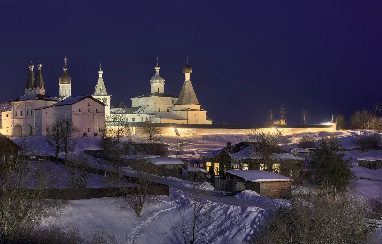 Фото обои зима, дорога, снег, ночь, дома, деревня, освещение, монастырь