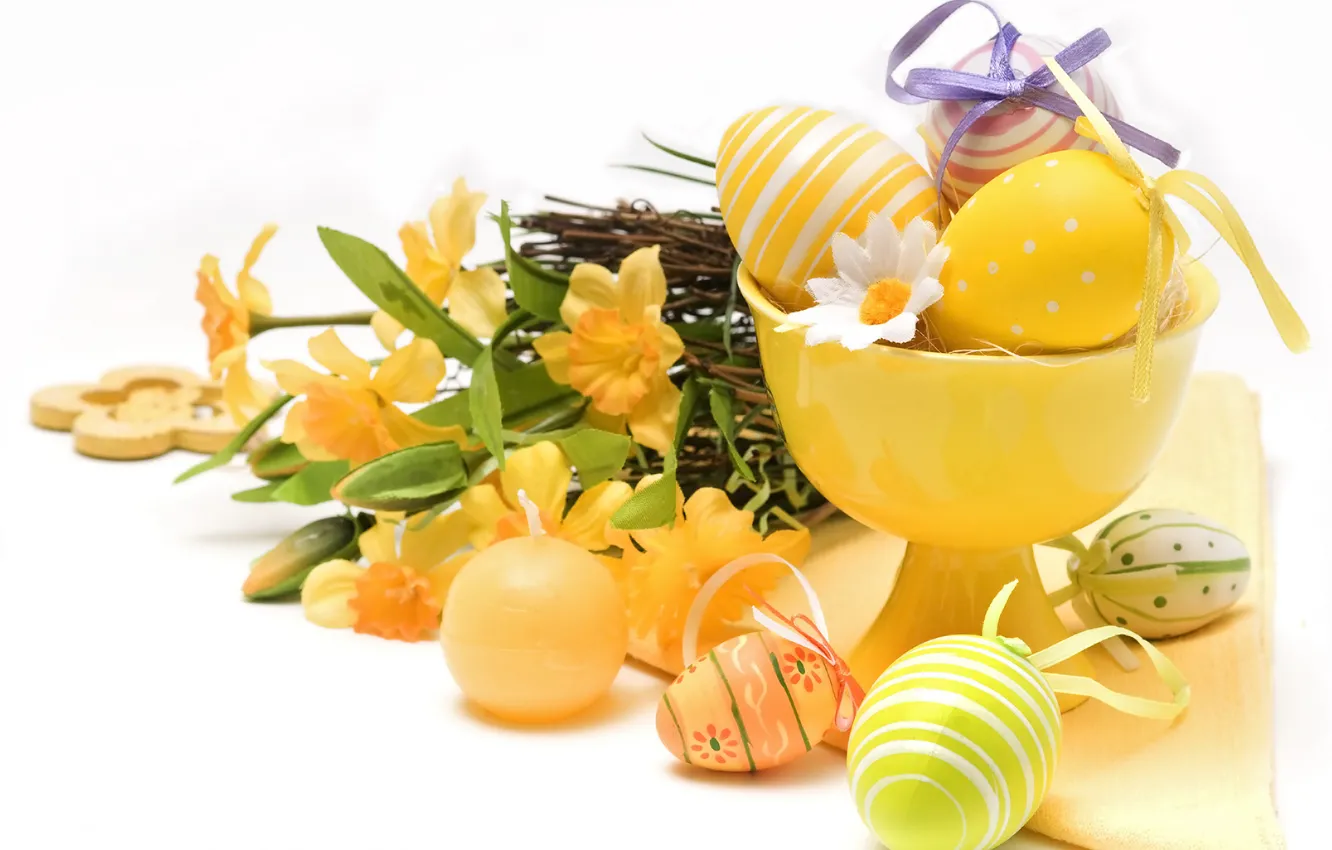 Фото обои цветы, праздник, яйца, Пасха, ваза, салфетка, нарциссы