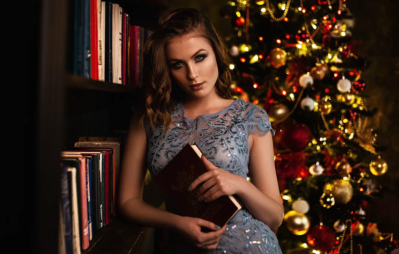 Фото обои взгляд, девушка, книги, платье, ёлка, причёска, Влад Попов