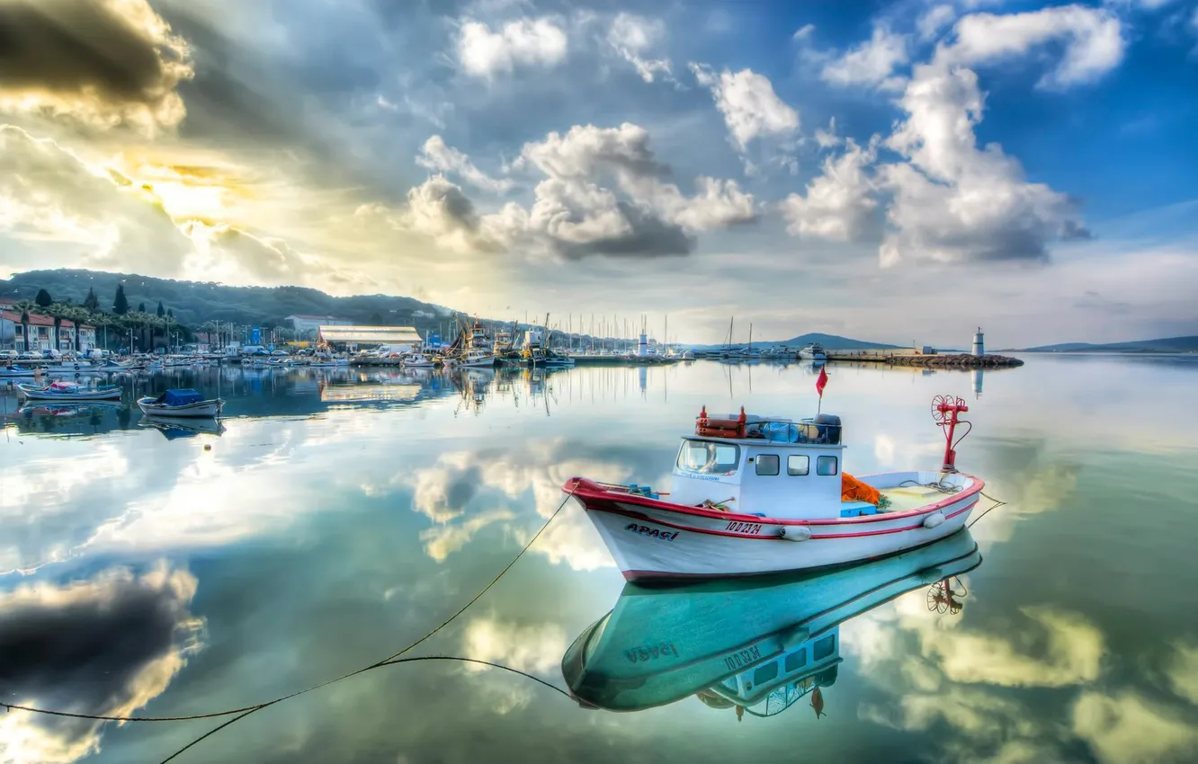 Фото обои море, небо, облака, отражение, побережье, лодка, Турция