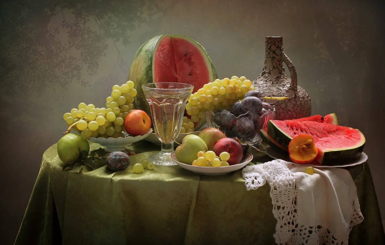 Фото обои стол, яблоки, бокал, арбуз, виноград, тарелки, кувшин, фрукты