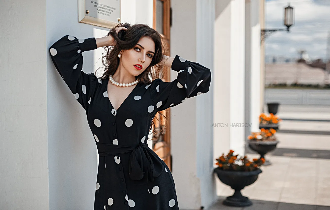 Фото обои взгляд, девушка, поза, платье, в горошек, Антон Харисов, Мария Башмакова