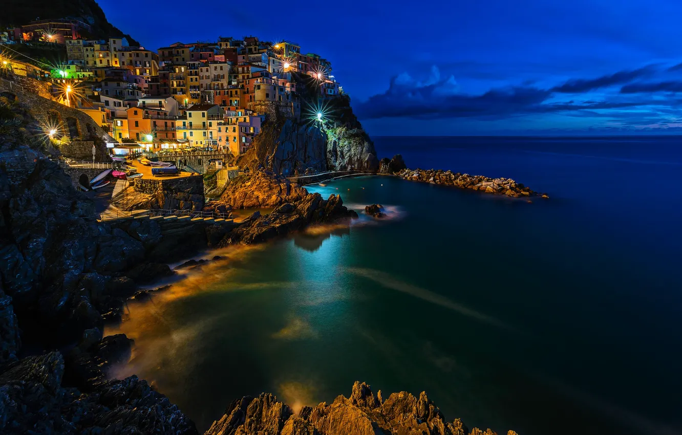 Фото обои дорога, море, облака, ночь, город, камни, скалы, Италия