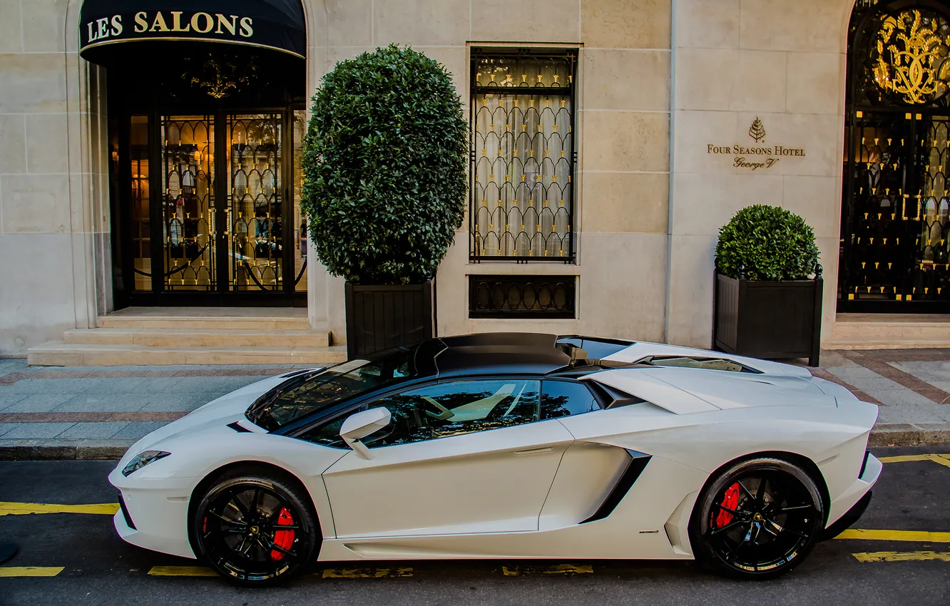 Фото обои Lamborghini, white, street, roadster, hotel, LP700-4, aventador