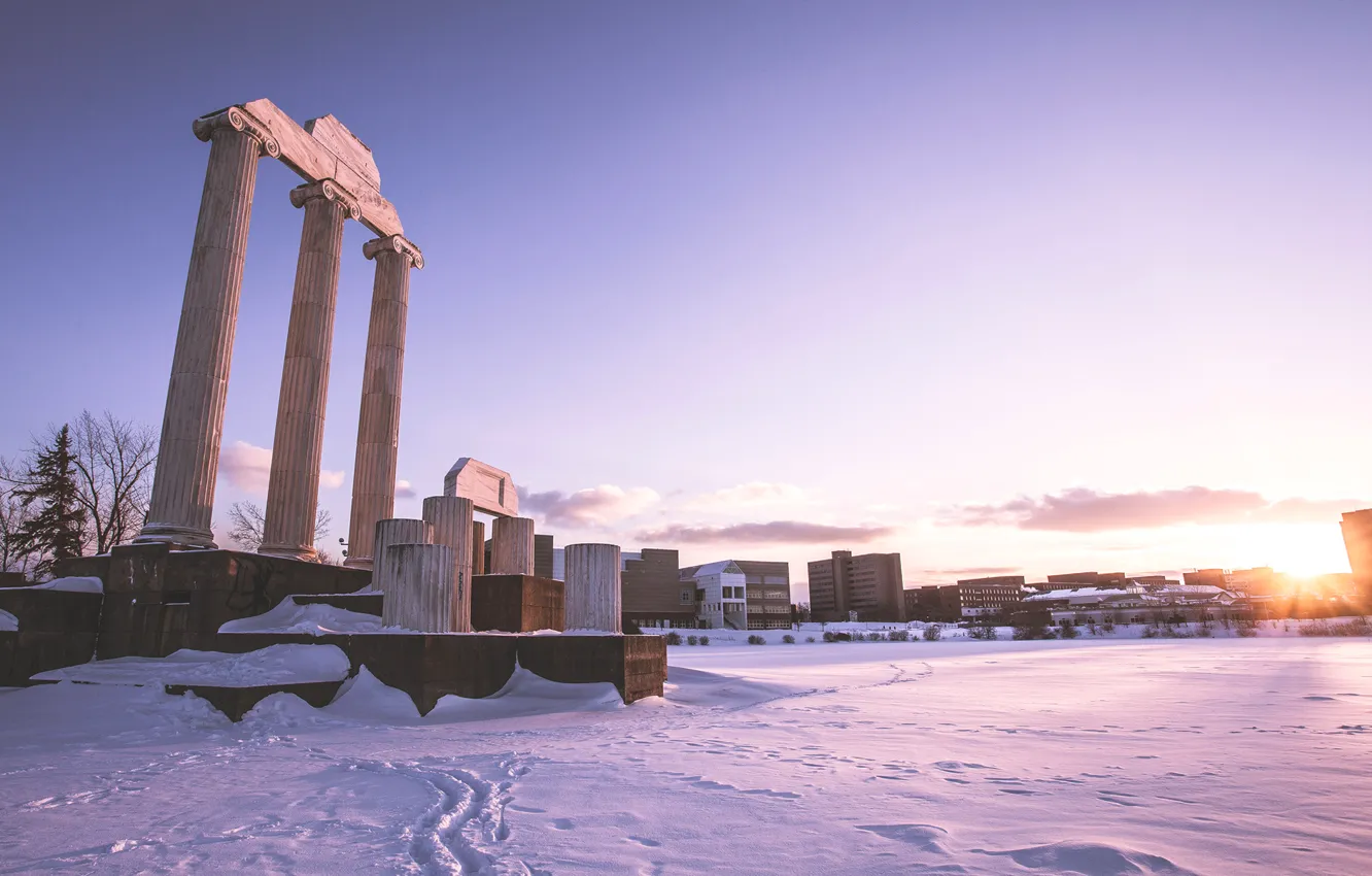 Фото обои небо, снег, город, развалины, колонны