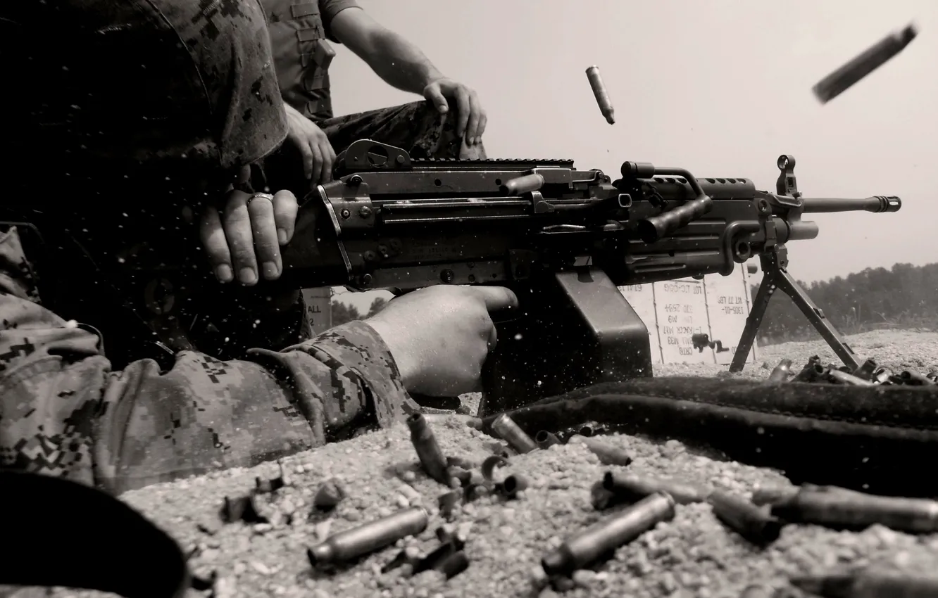 Фото обои армия, солдаты, Оружие, пулемет, гильзы