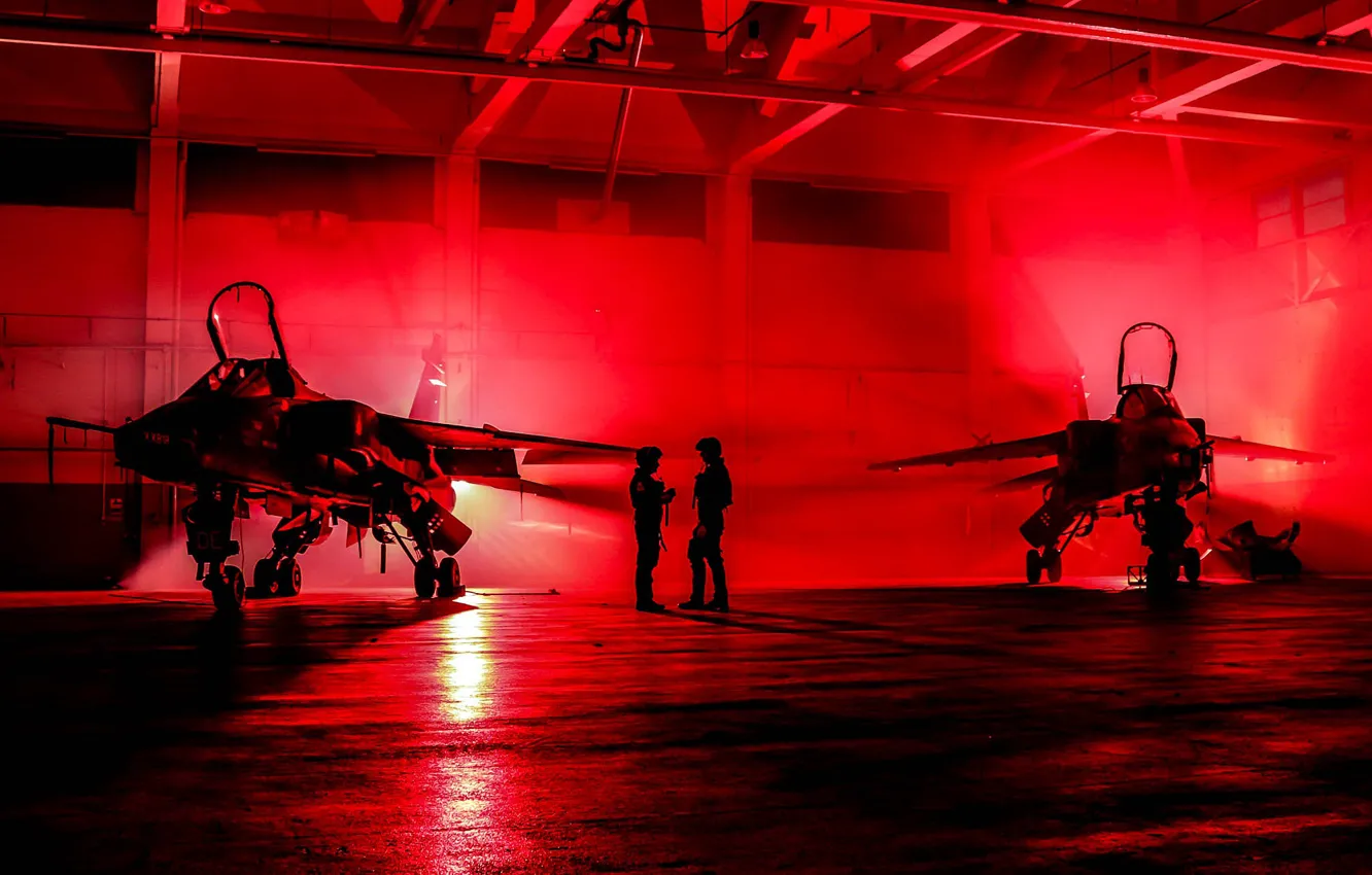 Фото обои красное, Jaguar, освещение, ангар, пилоты, истребитель-бомбардировщик, SEPECAT