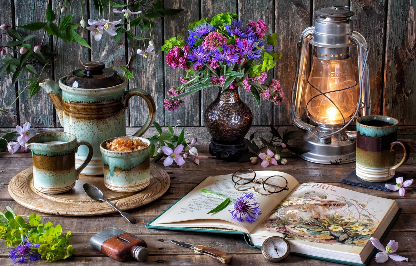 Фото обои цветы, стиль, лампа, кофе, букет, очки, кружка, книга