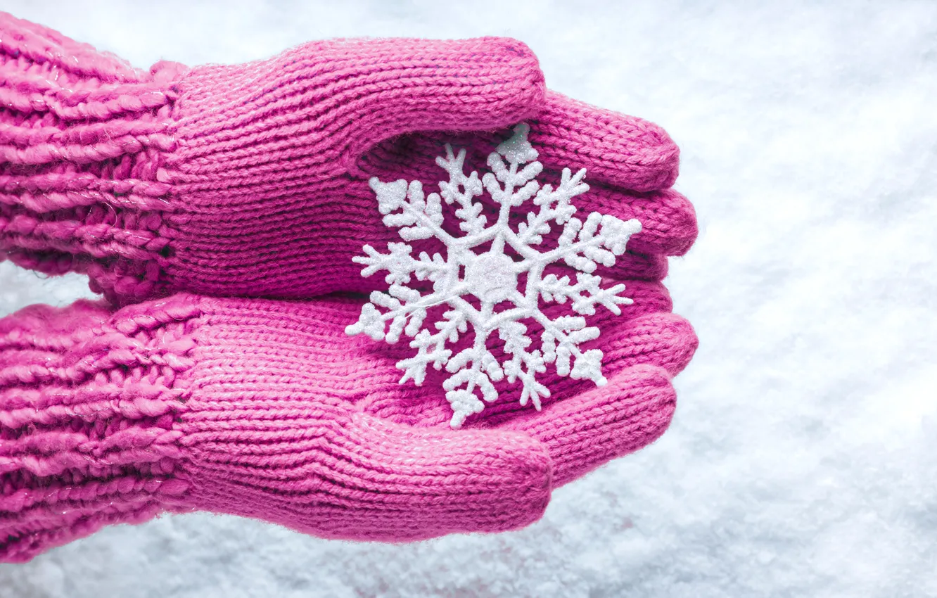 Фото обои зима, снег, руки, снежинка, варежки